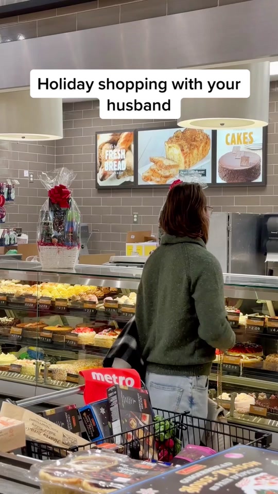 Holiday Cakes!? Metro has got you covered this holiday season 🤤🍰🎄 w/ @Lindsay Stone  #metroontario thumbnail