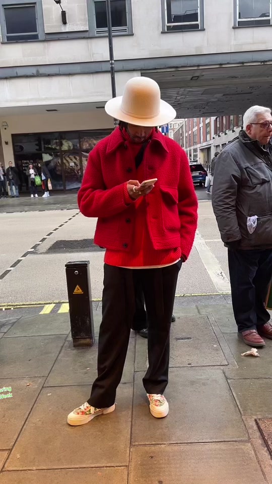 Here’s what people are wearing to London Fashion Week🌹 #sneakerhead#bfcnewgen#outfitinspo#lfw#LinkBudsNeverOff#fashionforyou#lfw thumbnail