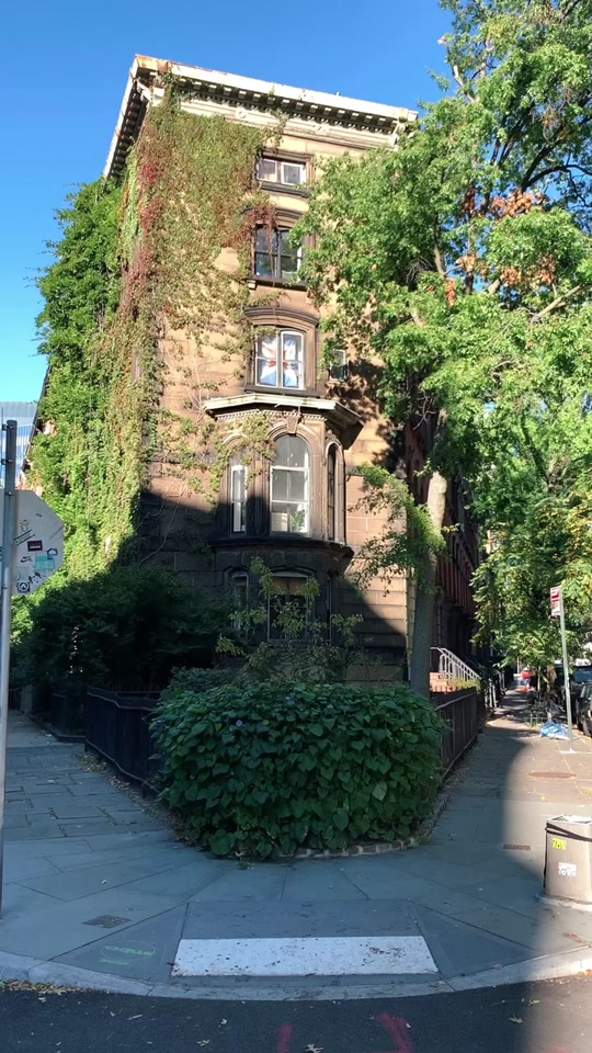 Would you live in this iconic townhouse? 😯🌿 Link in bio for a full look & more rentals! #nyc #realestate #apartmenttour #apartament #goals #newyork thumbnail